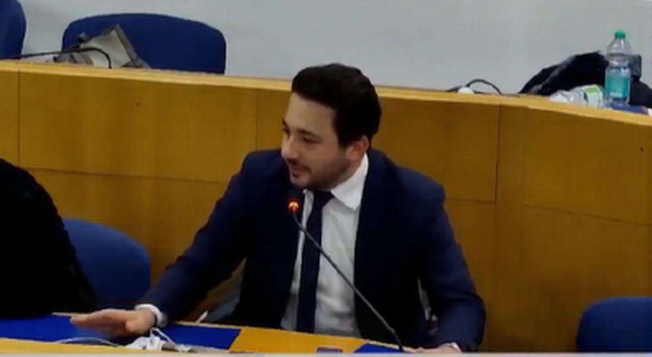 Ma D’Ambrosio    suona la sveglia «Pensate ai problemi ordinari…»