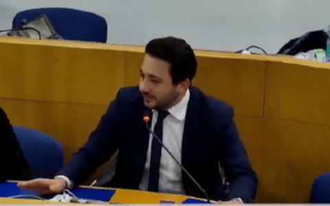 Ma D’Ambrosio    suona la sveglia «Pensate ai problemi ordinari…»