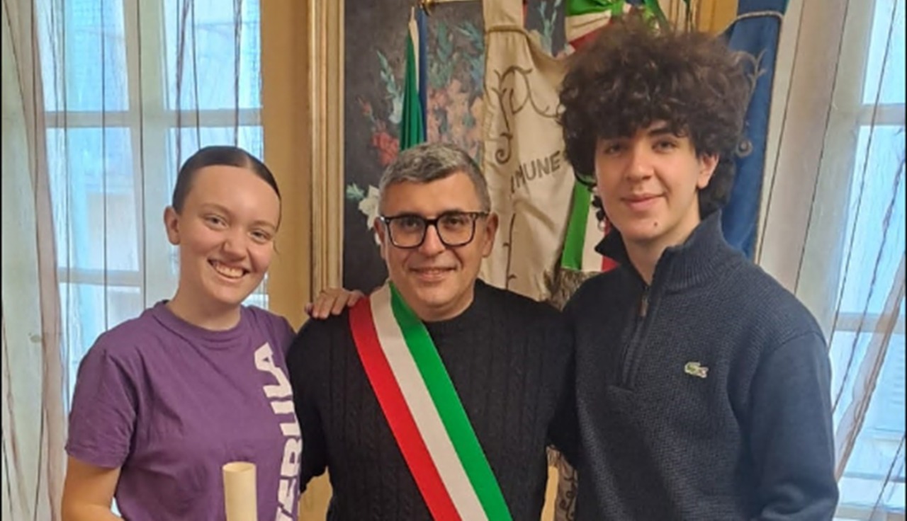 Gassino, il Comune ha premiato Veronica ed Emanuele per l’impegno nelle iniziative cittadine