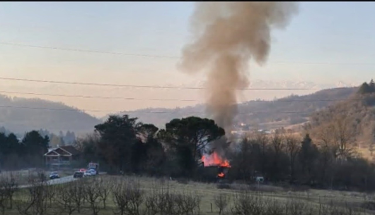 Sciolze, un violento rogo divora un’intera villetta