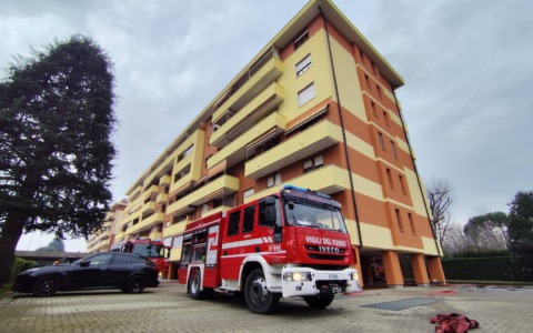 Incendio in una mansarda a Venaria Reale: evacuati i residenti