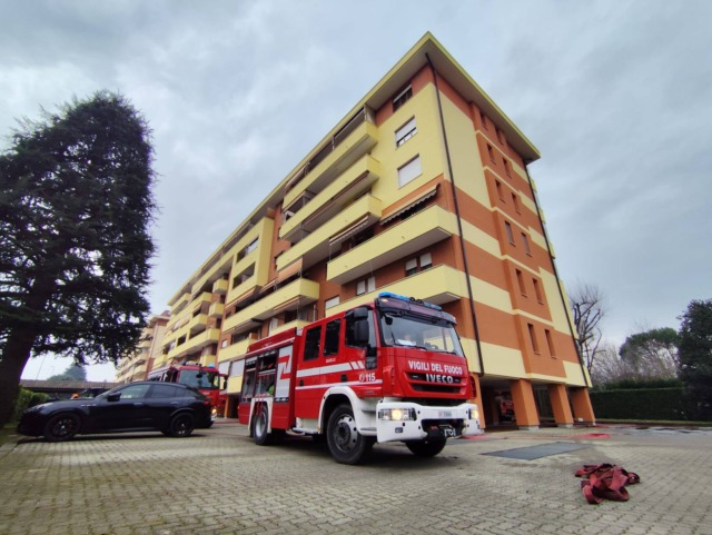 Incendio in una mansarda a Venaria Reale: evacuati i residenti