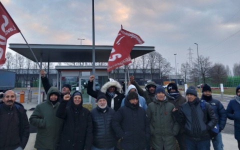Sciopero Pirelli a Settimo, prosegue la mobilitazione dei lavoratori contro salari bassi e precarietà