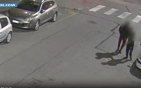 Rapina e accoltella un uomo: arrestato 24enne