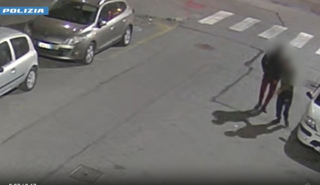 Rapina e accoltella un uomo: arrestato 24enne