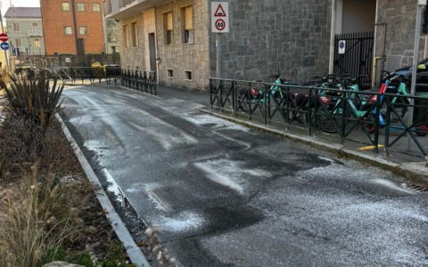 Perdita d’acqua davanti alla scuola Giacosa: attenzione al rischio ghiaccio