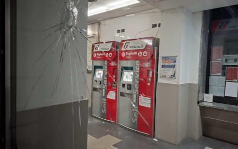 Distrugge biglietterie e vetrate in stazione, incastrato dalle telecamere