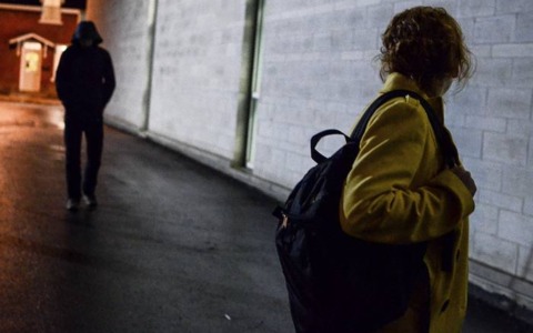 Pedina la sua ex fin davanti alla caserma dei Carabinieri: arrestato