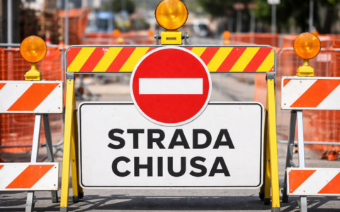 Via Garibaldi chiusa per cedimenti, il Comune chiarisce: «Lavori di consolidamento in corso»