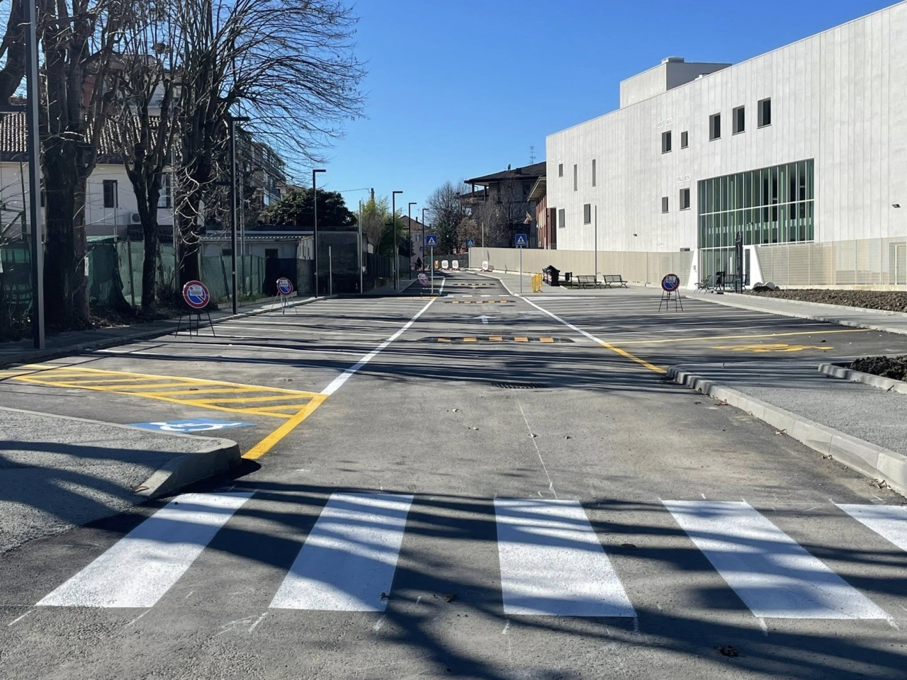 Gassino, nuova segnaletica alla primaria di Regione Fiore: pronta la zona Kiss & Ride