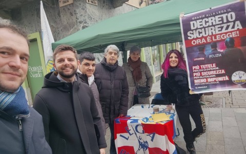 A Settimo la Lega raccoglie firme a sostegno delle forze dell’ordine