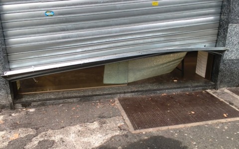 Furti e spaccate nel quartiere: presi di mira  una pasticceria, una tabaccheria e un market