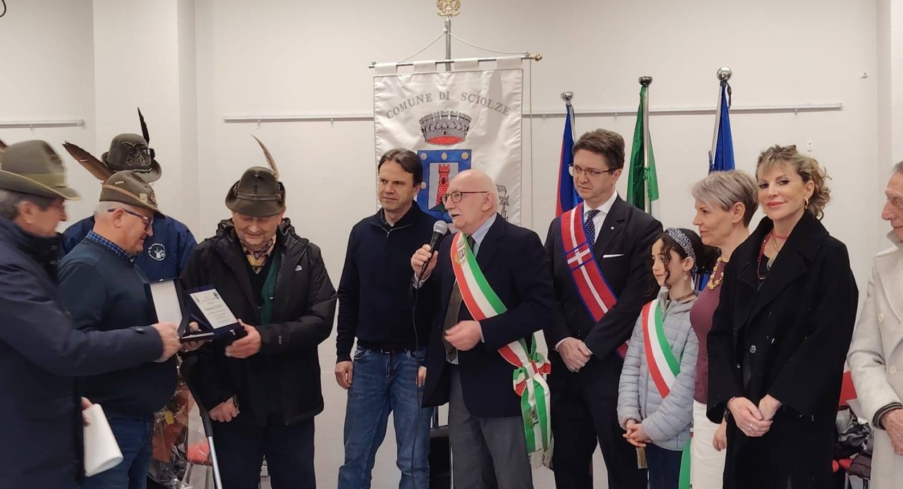 Sciolze in festa con gli Alpini: inaugurato il “Muro della Memoria” e celebrati i 76 anni del gruppo