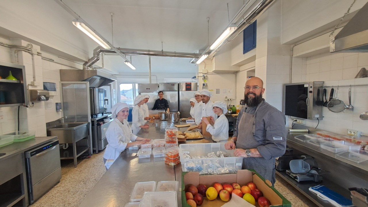 All’Enaip studenti-chef: 125 pasti per le famiglie in difficoltà