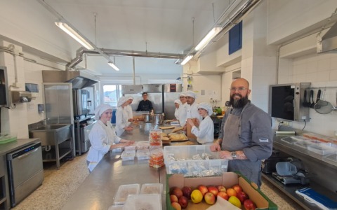 All’Enaip studenti-chef: 125 pasti per le famiglie in difficoltà