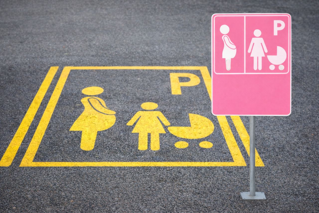 Parcheggi a Settimo Torinese, nuove regole per la sosta: introdotti gli stalli per gestanti e neogenitori