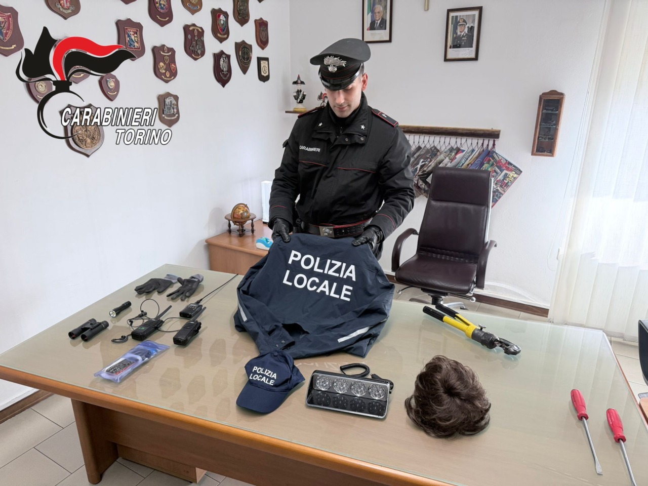 Rubavano nelle ville indossando i giubbotti della Polizia Locale