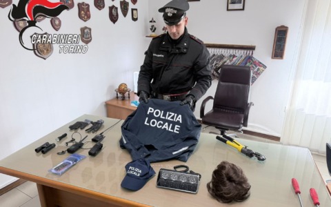 Rubavano nelle ville indossando i giubbotti della Polizia Locale