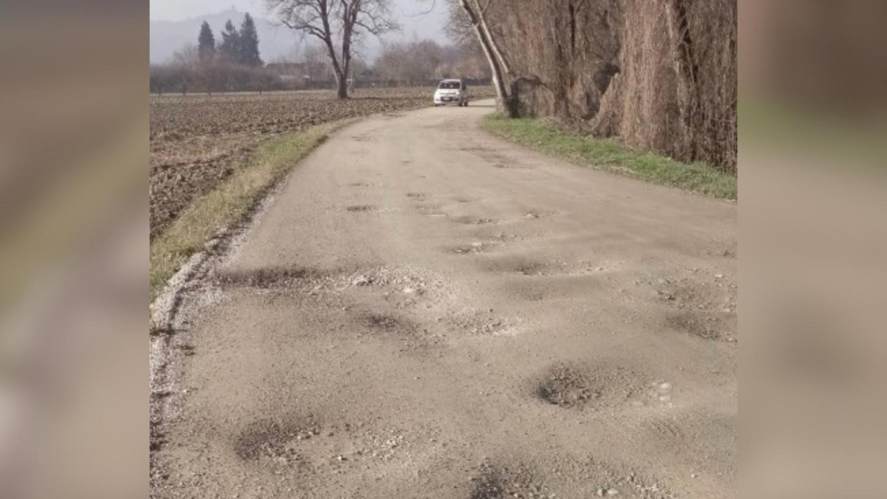 Gassino, buche sulla strada dell’ecocentro: Morelli attacca sulla nuova viabilità mai realizzata