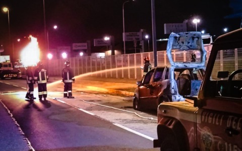 Auto a GPL in fiamme in strada Settimo: l’intervento dei Vigili del Fuoco