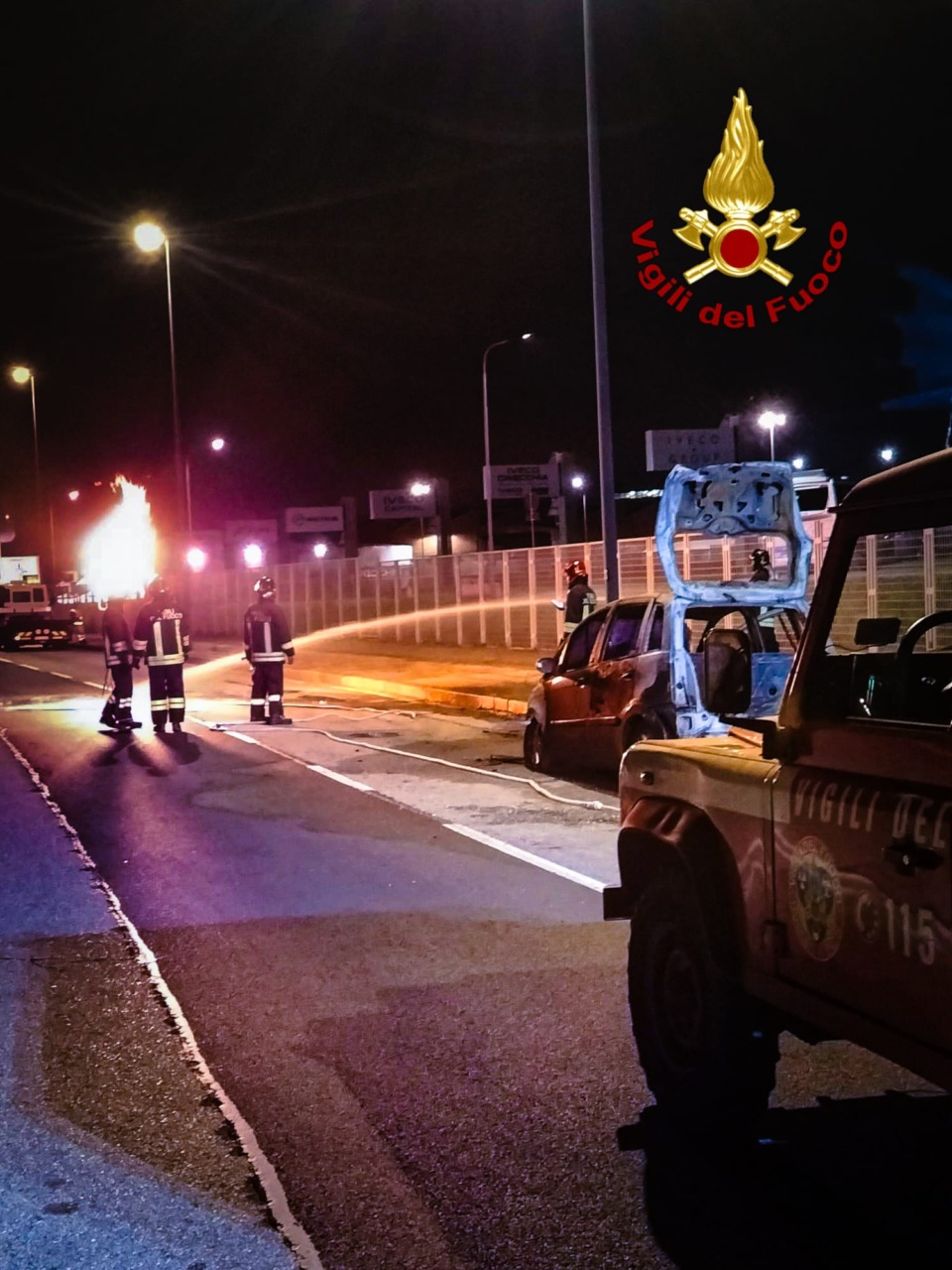 Auto a GPL in fiamme in strada Settimo: l’intervento dei Vigili del Fuoco