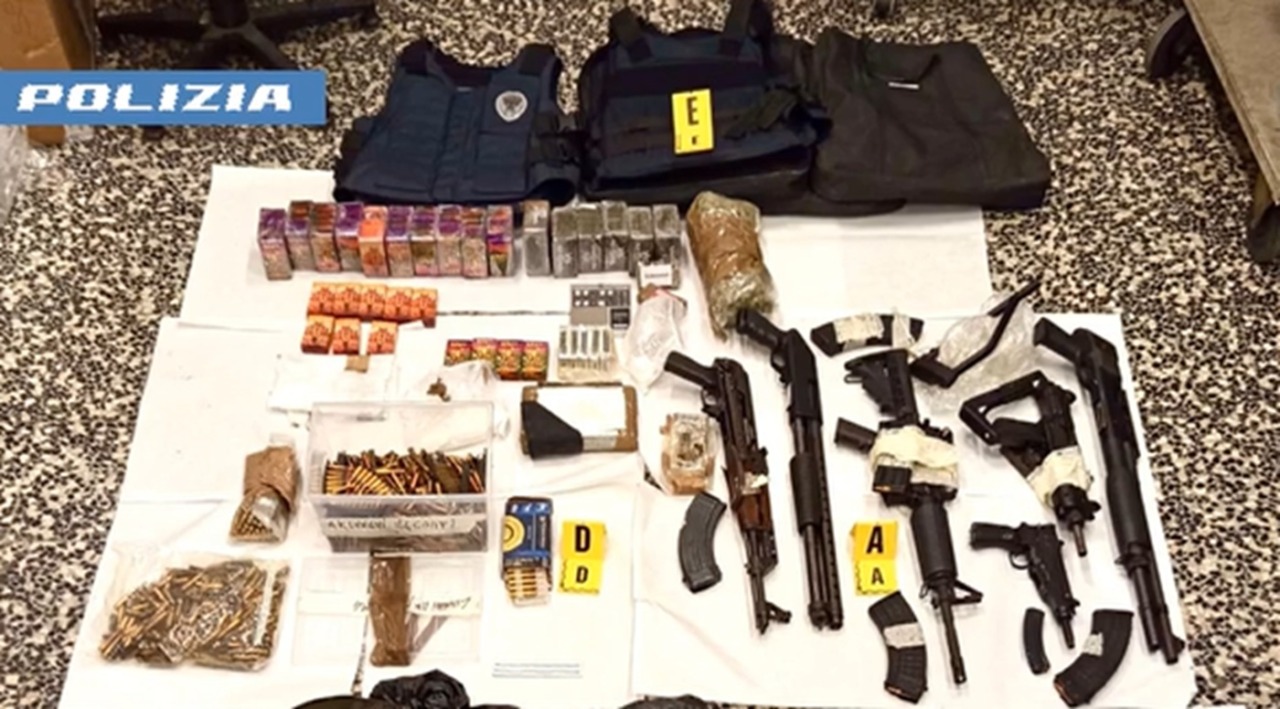 Droga e un mega arsenale in casa: arrestato dalla Polizia di Stato