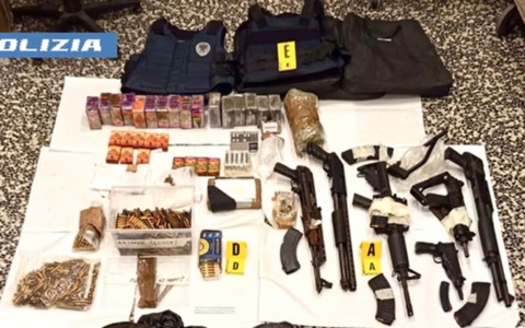 Droga e un mega arsenale in casa: arrestato dalla Polizia di Stato