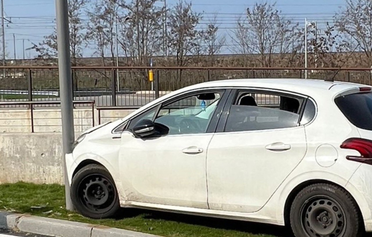 Ubriaco al volante finisce fuori strada e centra un palo dell’illuminazione