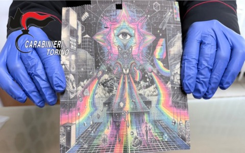 Tremila “francobolli” di Lsd nascosti nella stanza d’ospedale: paziente arrestato a Settimo Torinese
