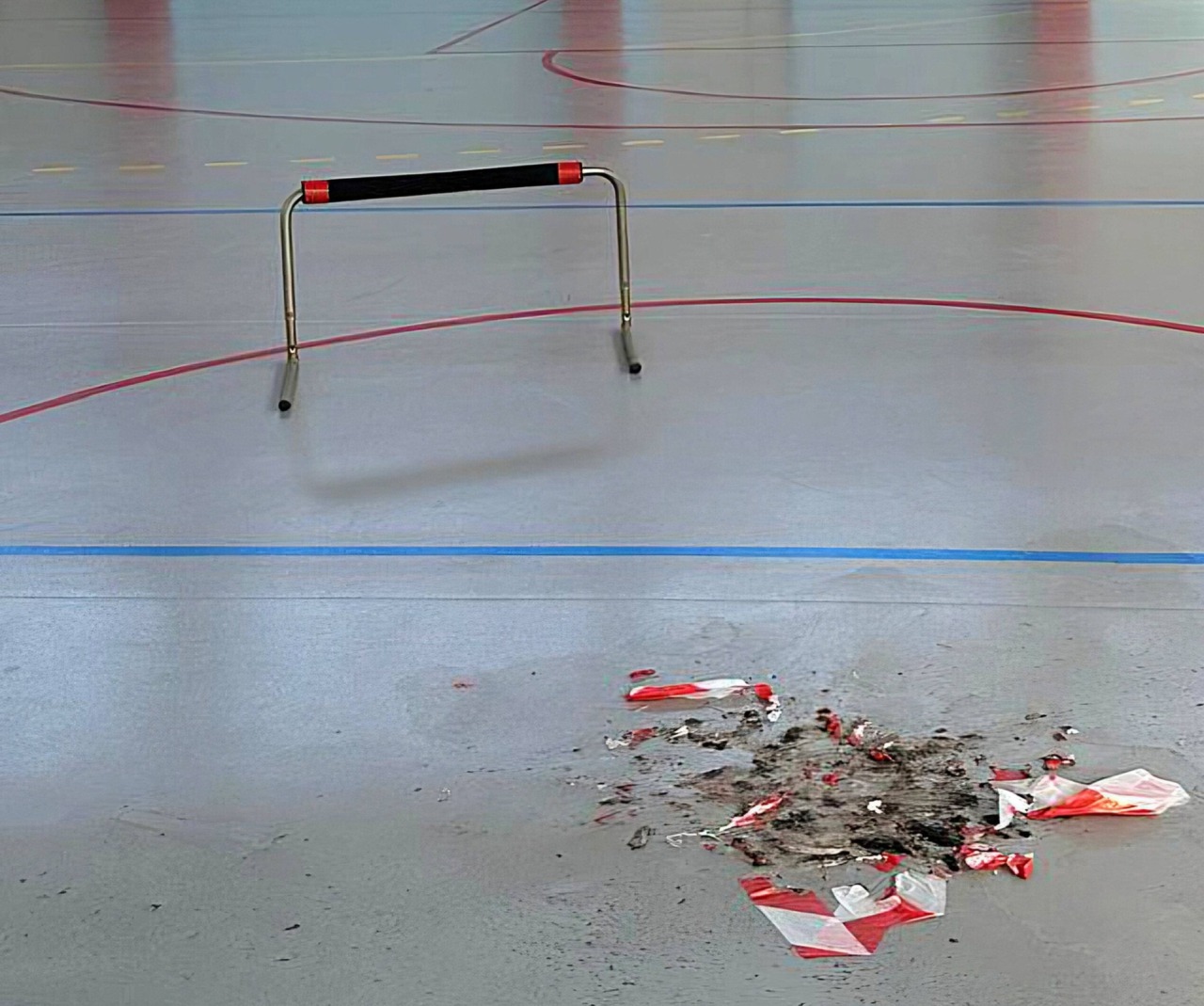 Venaria, palestra Don Milani vandalizzata: bruciato il nuovo pavimento