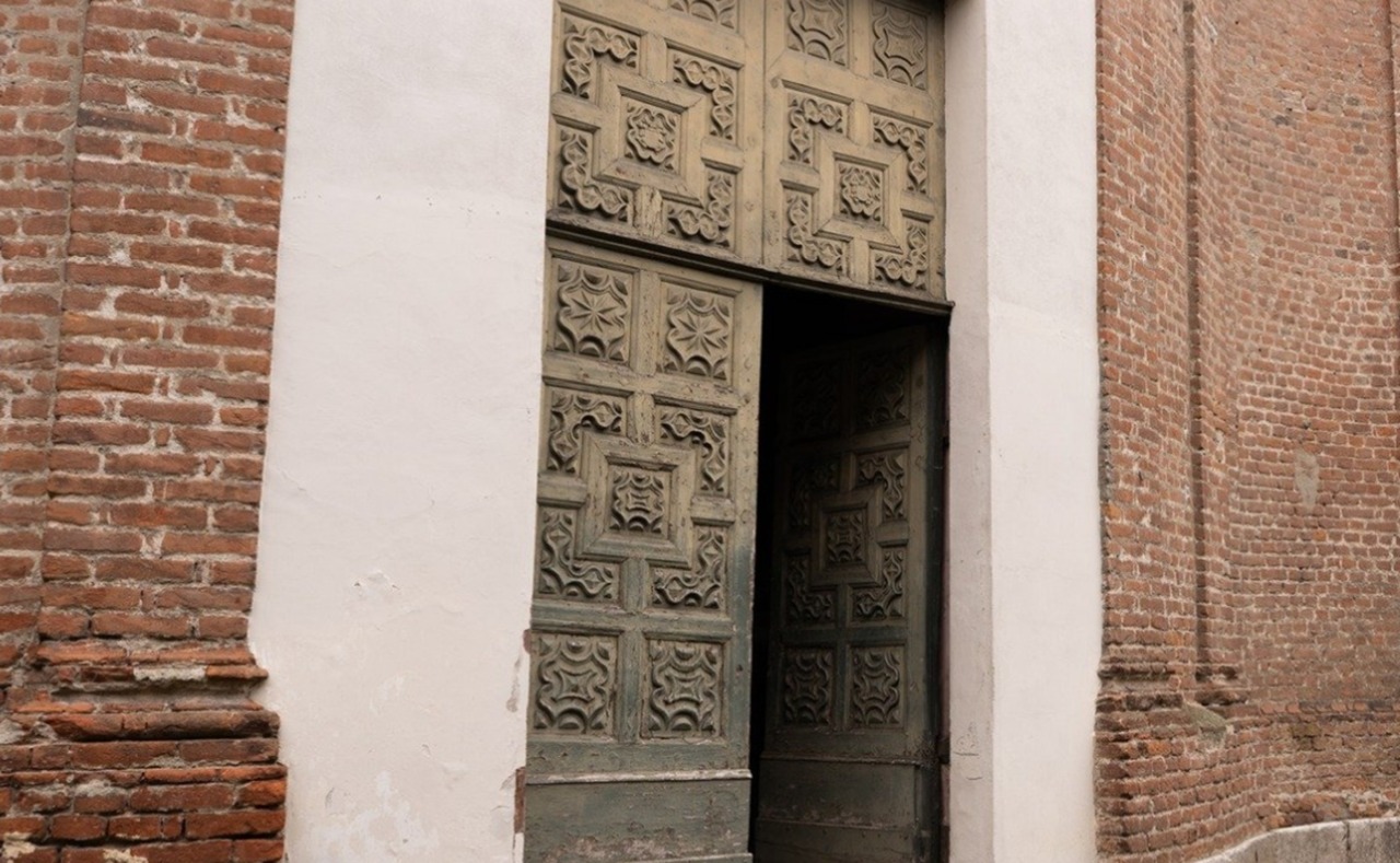 Gassino, 75 artisti donano le loro opere per restaurare il portone della Chiesa dello Spirito Santo