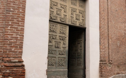 Gassino, 75 artisti donano le loro opere per restaurare il portone della Chiesa dello Spirito Santo