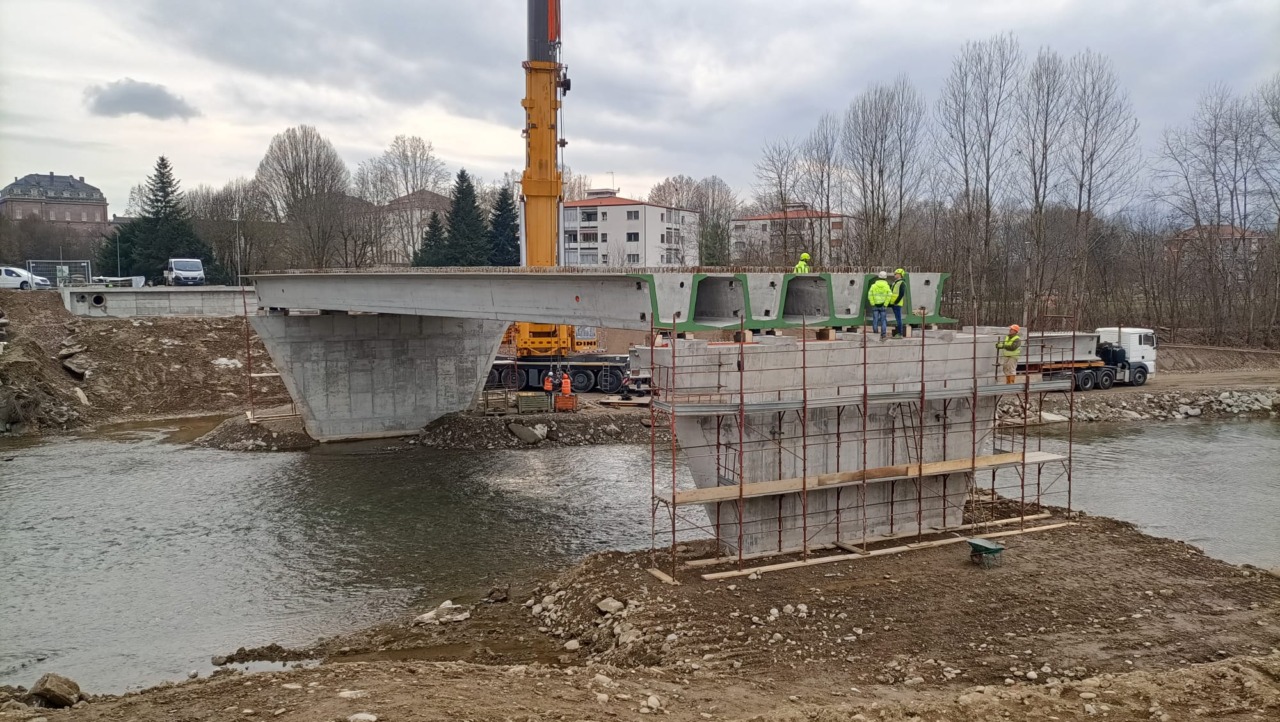 A Venaria senso unico alternato sulla strada provinciale 1 per il varo delle travi del nuovo ponte sul Ceronda