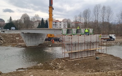 A Venaria senso unico alternato sulla strada provinciale 1 per il varo delle travi del nuovo ponte sul Ceronda