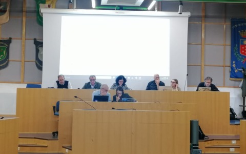 L’opposizione va all’attacco sui parcheggi blu: «Le decisioni le prende Abaco o il Comune?»