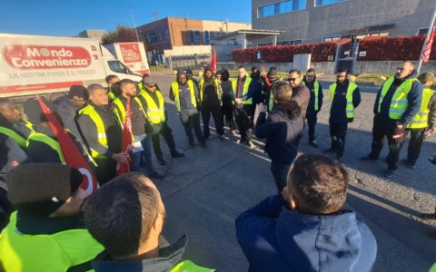 Settimo Torinese, presidio dei lavoratori Mondo Convenienza per salari e contratto logistica