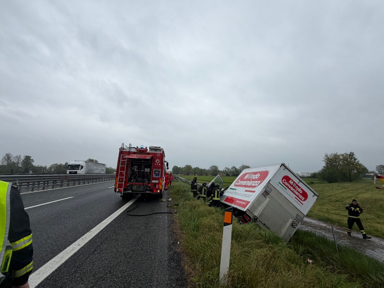 Incidente sulla A5 tra Settimo e Volpiano: autocarro finisce in scarpata