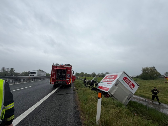Incidente sulla A5 tra Settimo e Volpiano: autocarro finisce in scarpata