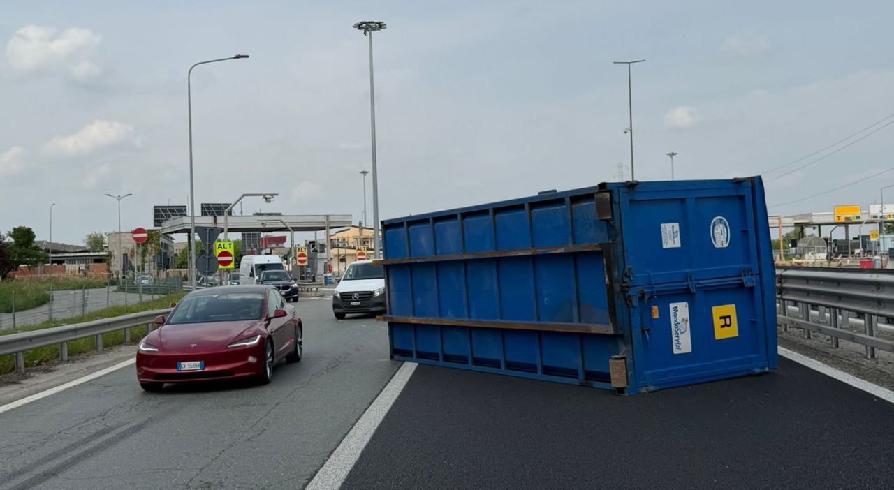 Container cade da un autotreno in tangenziale nord: traffico in tilt dopo la barriera di Settimo