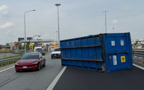 Container cade da un autotreno in tangenziale nord: traffico in tilt dopo la barriera di Settimo