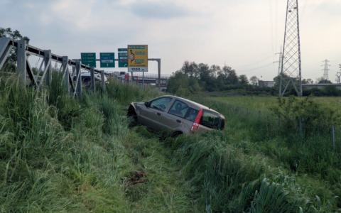 Incidente sulla Tangenziale Nord di Torino: auto finisce in scarpata