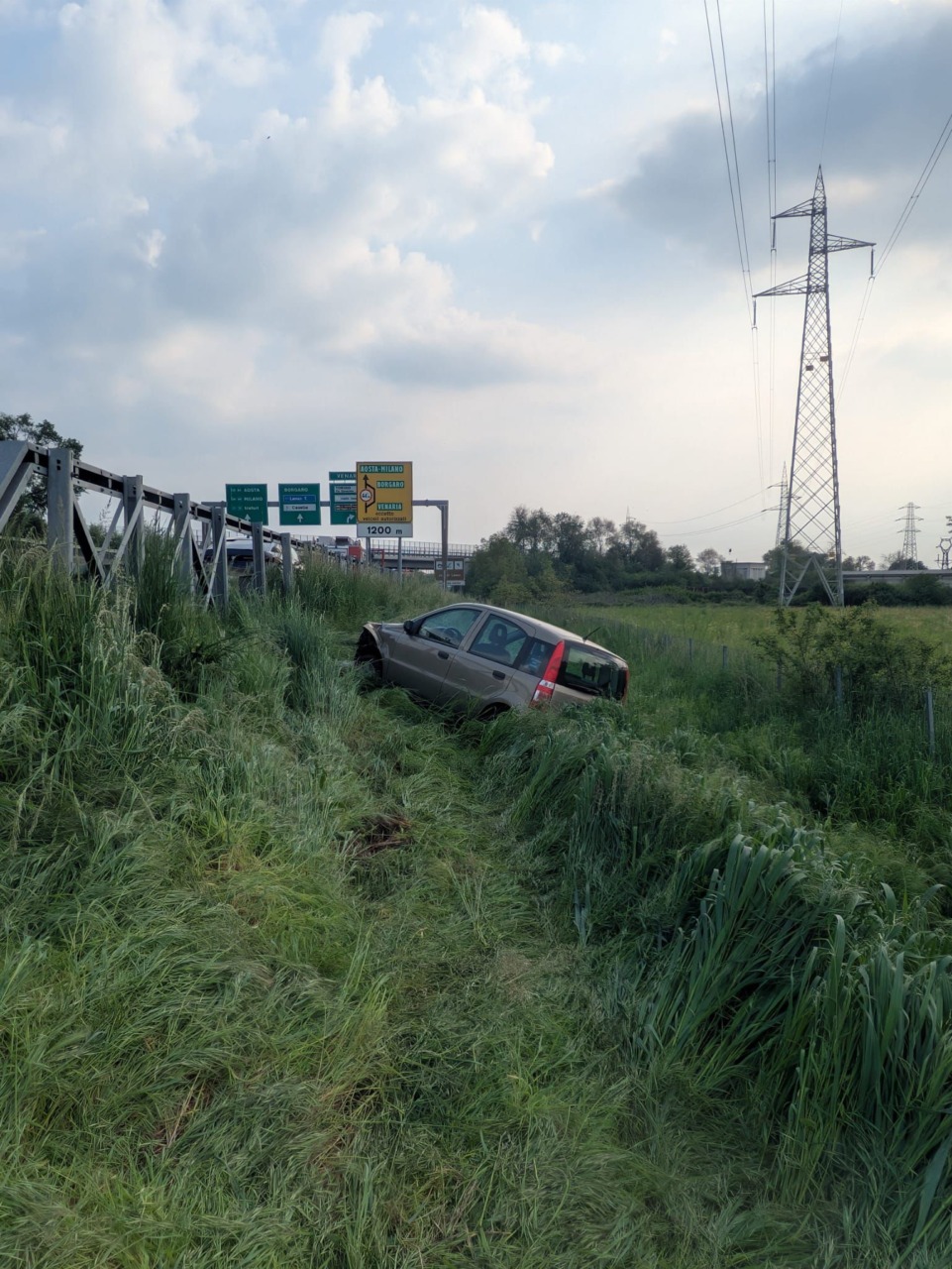 Incidente sulla Tangenziale Nord di Torino: auto finisce in scarpata