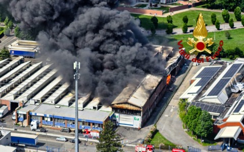 Incendio a Beinasco, colonna di fumo visibile a chilometri di distanza