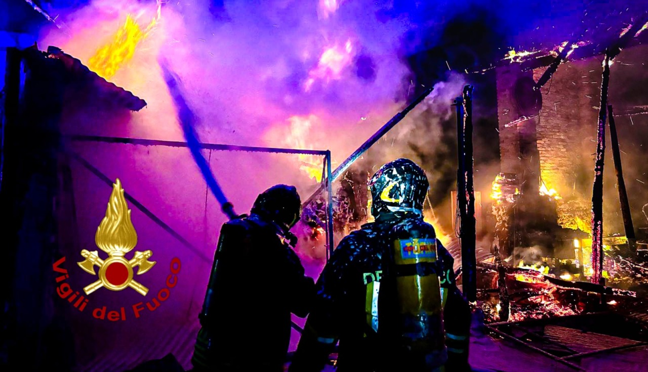Incendio nella notte a Venaria Reale: in fiamme una tettoia vicino alla Reggia