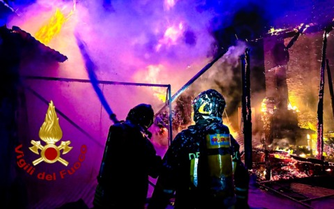 Incendio nella notte a Venaria Reale: in fiamme una tettoia vicino alla Reggia