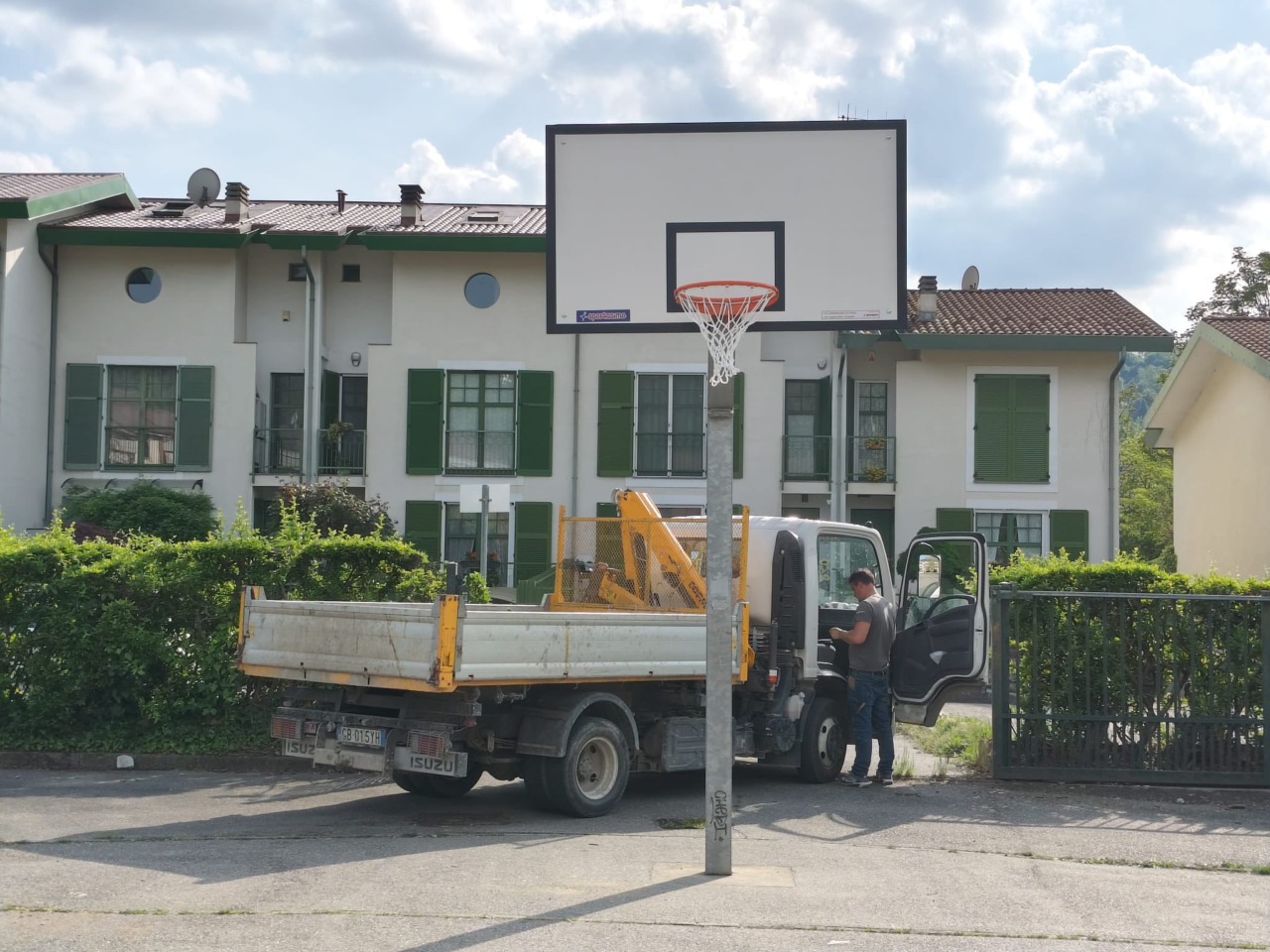 A Gassino nuovi tabelloni al campo da basket e open day al polivalente