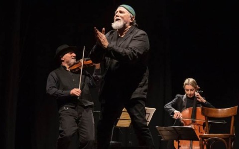 Moni Ovadia porta “Yiddish Blues” a Settimo: concerto tra memoria, esilio e resistenza