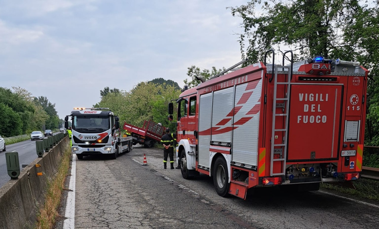 Autocarro fuori strada sulla SS11 tra Settimo e San Mauro: traffico bloccato in direzione Chivasso