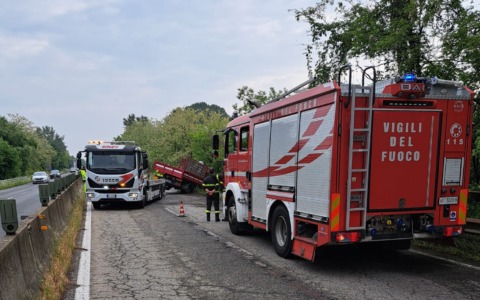 Autocarro fuori strada sulla SS11 tra Settimo e San Mauro: traffico bloccato in direzione Chivasso
