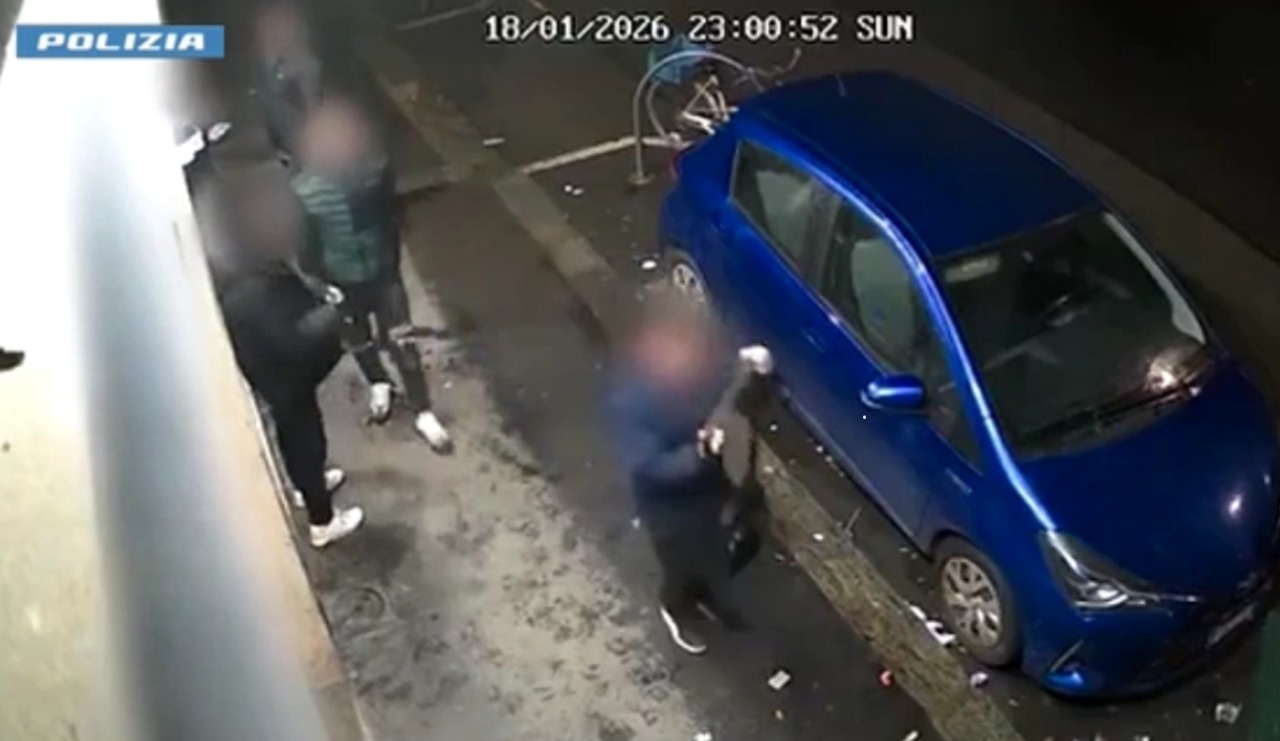 Rapina fuori da una sala scommesse ad Aurora: due arresti della Polizia